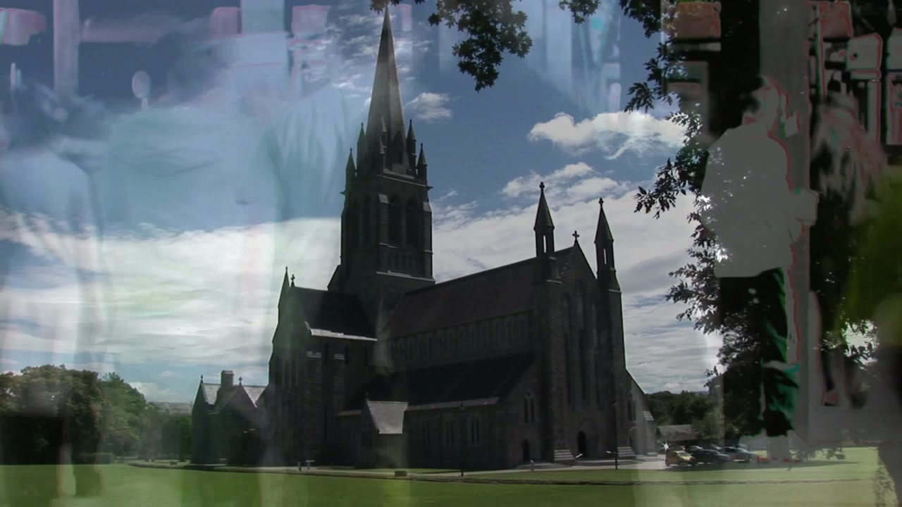 Svage refleksioner skifter hen over stenkirke facade, udløst af glas, skaber spøgelsesoverlejringer.