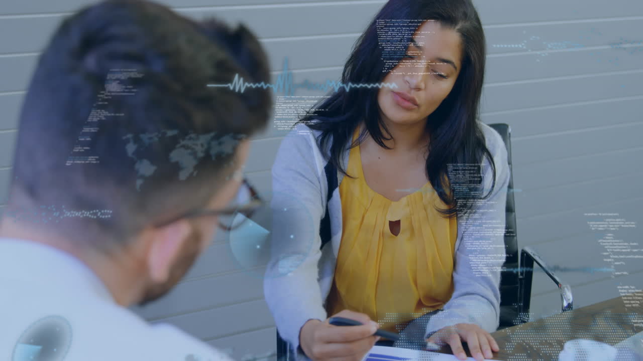 Animazione di elaborazione dati sullo sfondo di uomini e donne diversi che discutono un documento in ufficio.