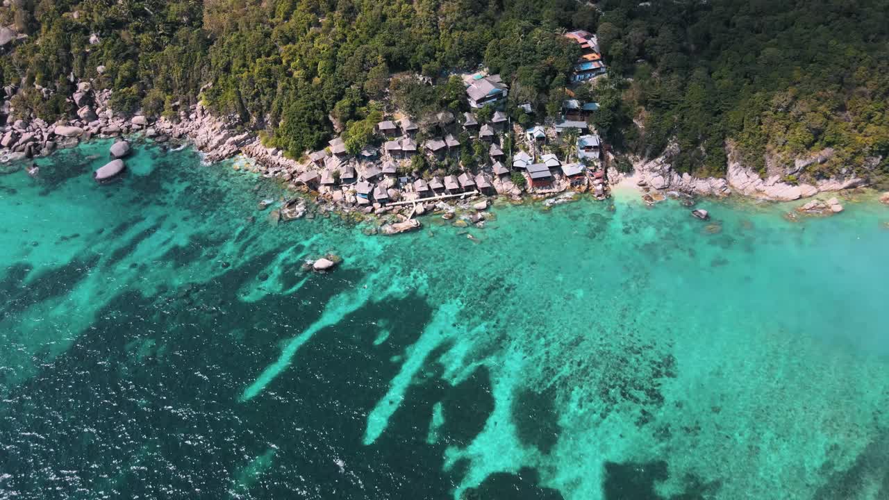 화창한 날 녹색 자연 가운데 엄청나게 맑은 샤크 베이에 있는 타토 시뷰라는 아름답고 아름다운 관광 리조트