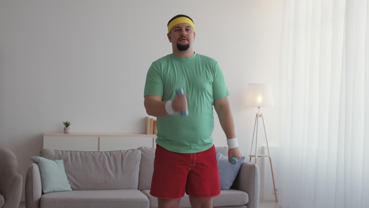 hombre con sobrepeso trabajando en casa con pesas