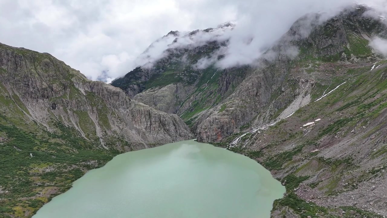 Il ponte di Trift, un ponte sospeso pedonale, si estende attraverso un lago glaciale incastonato tra le Alpi svizzere e il ghiacciaio, Triftbrücke Triftgletscher, Berna, Svizzera, riprese con drone