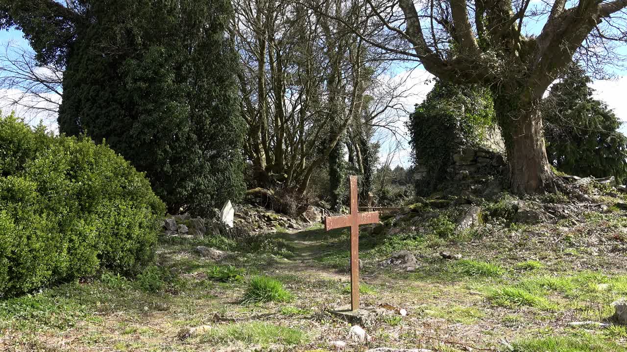 antiguo cementerio de la hambruna irlandesa en waterford irlanda con ruinas de una antigua iglesia a principios de la primavera
