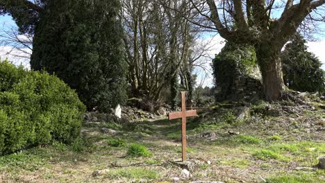 Antiguo-Cementerio-Irlandés-De-La-Hambruna-En-Waterford,-Irlanda,-Con-Ruinas-De-Una-Antigua-Iglesia-A-Principios-De-La-Primavera
