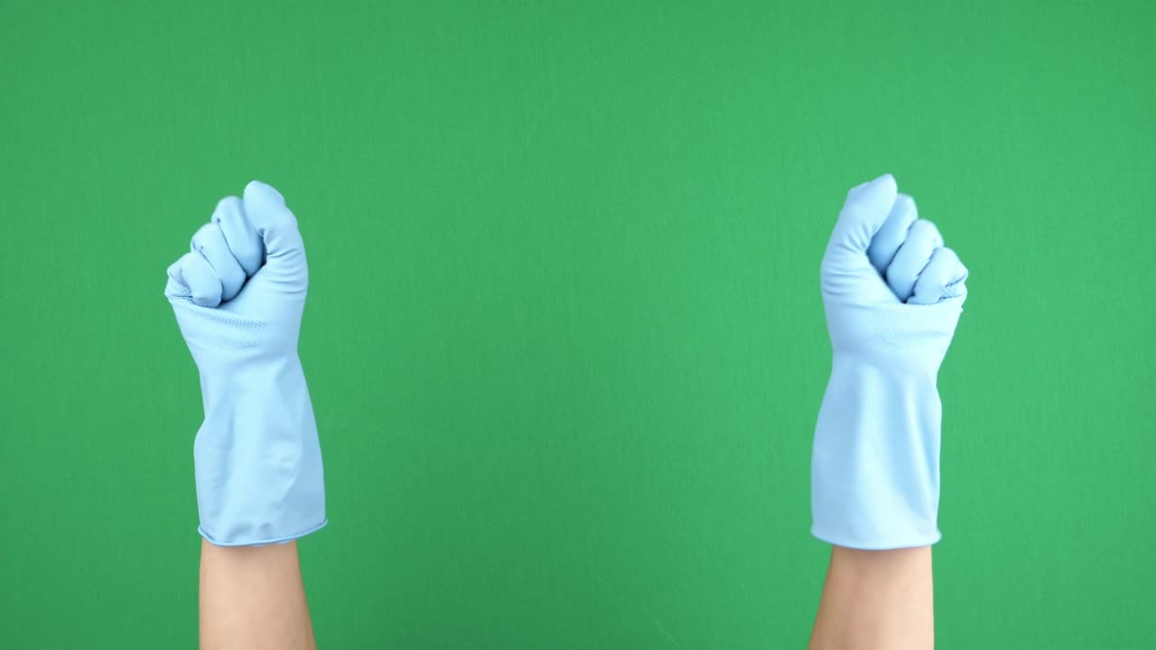 파란색 보호 고무 장갑을 입은 여성 손은 녹색 chromakey 배경에서 손가락을 고 풀어줍니다.