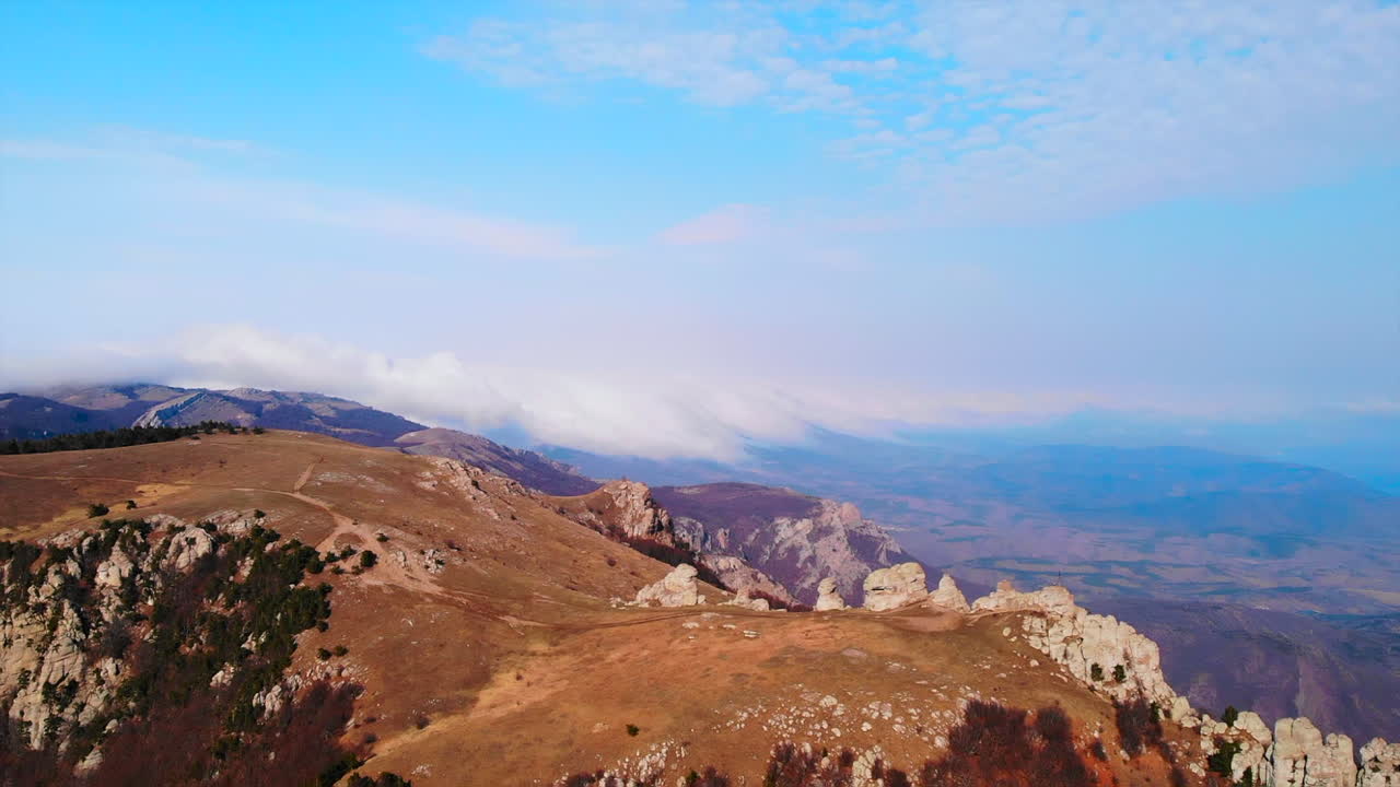 paisaje de montaña con nubes