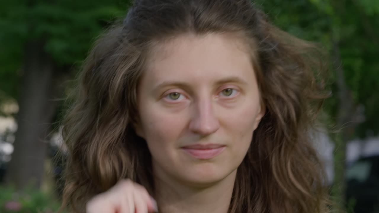 hermosa joven quitando sus gafas de entrenamiento