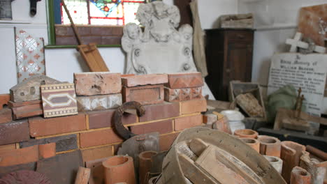 materiales y herramientas de cantería vintage en una pila en un taller de ladrillo