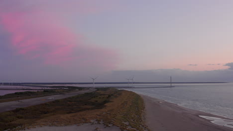 Der-Strand-Der-Insel-Neeltje-Jans,-Niederlande-Bei-Sonnenuntergang-Im-Sommer