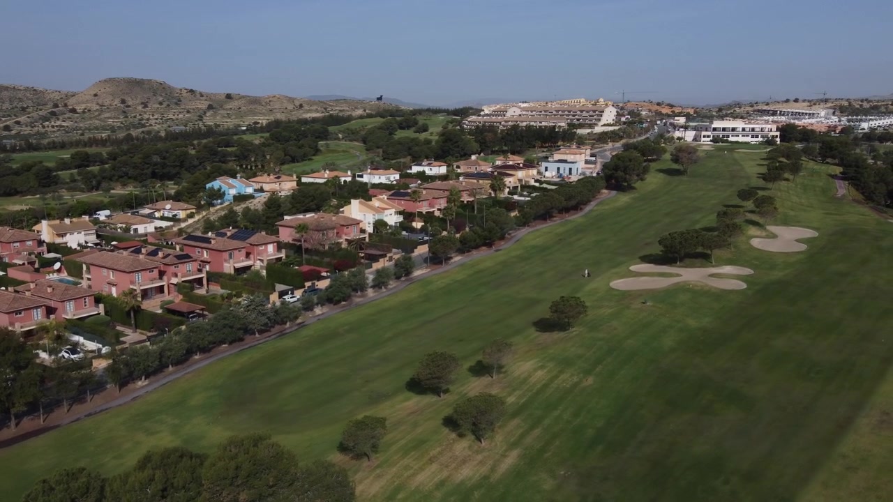 Hilera de chalets junto al campo de golf Alenda en Alicante, España.