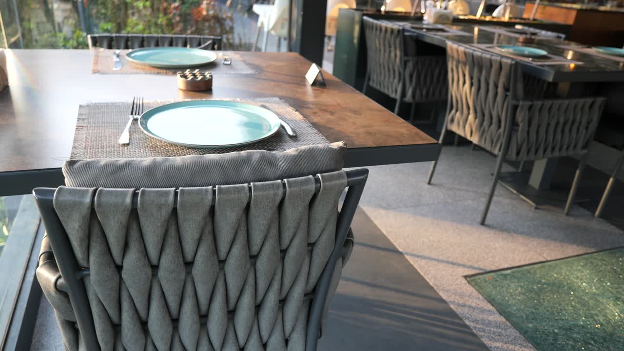 빈 테이블이 있는 현대적인 레스토랑 인테리어