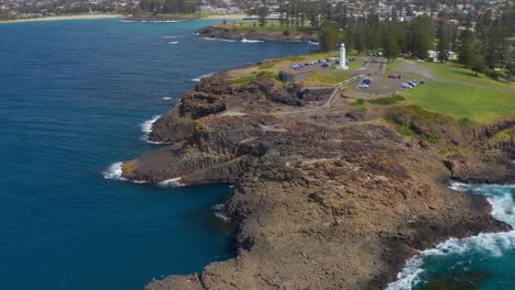 Península-De-Espiráculo-Con-El-Faro-De-Kiama-En-Kiama,-Nsw,-Australia