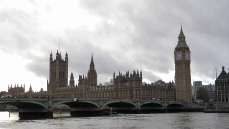 Bewölkter-Himmel-über-Dem-Palast-Von-Westminster-In-London-Mit-Der-Westminster-Bridge-Im-Vordergrund
