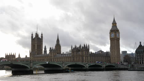 Cielo-Nublado-Sobre-El-Palacio-De-Westminster-En-Londres-Con-El-Puente-De-Westminster-En-Primer-Plano