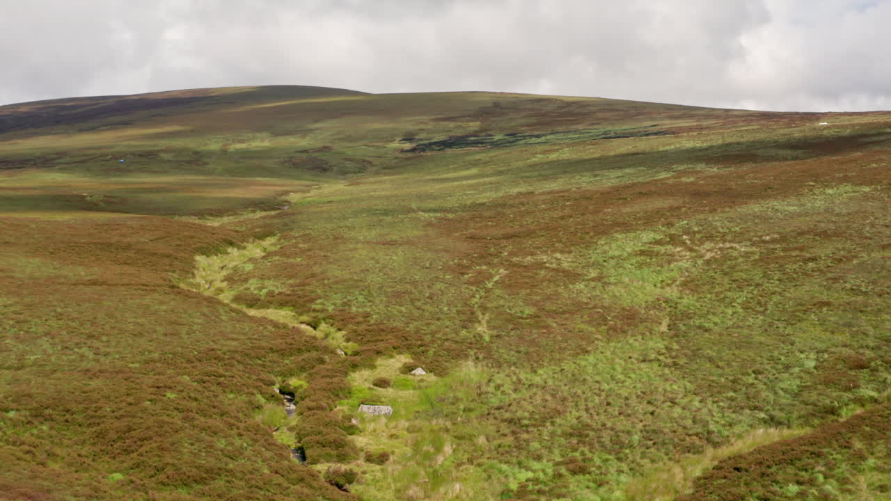Luftaufnahme der Berge im Wicklow Mountains Nationalpark in Irland