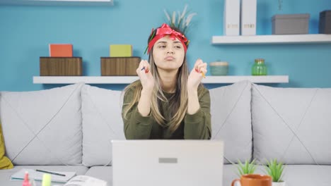 Una-Joven-Colegiala-Divertida-Y-Aburrida-No-Quiere-Estudiar.