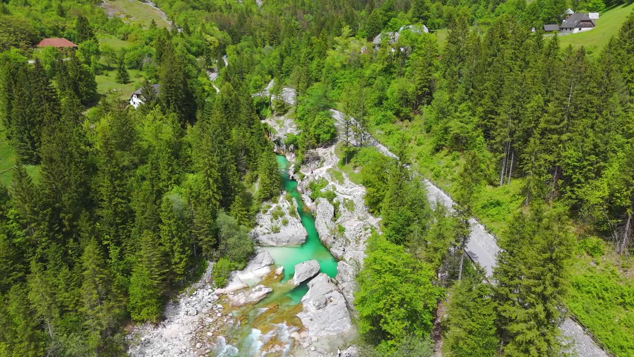 Velika Korita Soce si snoda tra rocce calcaree bianche e fitta foresta alpina, drone in orbita orizzontale a sinistra