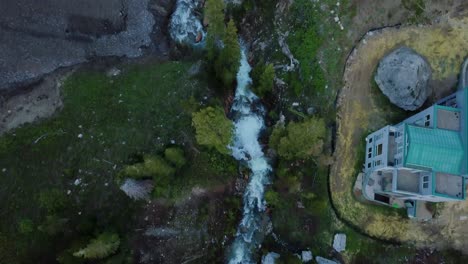 Overhead-Flug-über-Einen-Fließenden-Fluss-Im-Frühling-Abfahrt-In-Einer-Schlucht-Am-Ende-Der-Skisaison