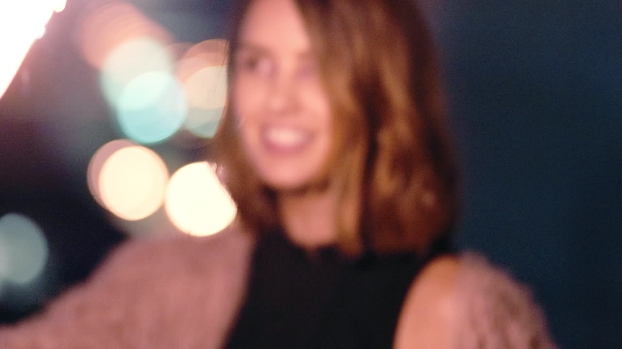 불꽃, 춤, 그리고 밤에 파티에 있는 여자