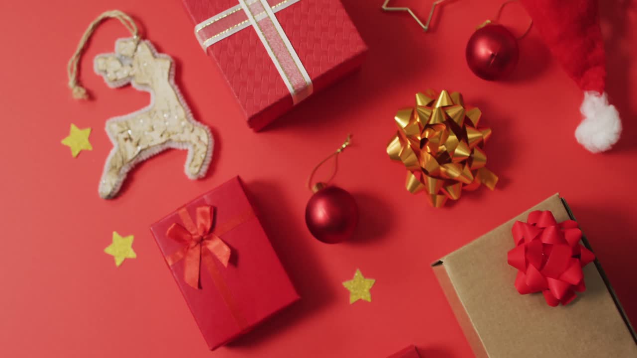 ⁇ 은 배경 에 선물 과 복사 공간 을 가진 크리스마스 장식