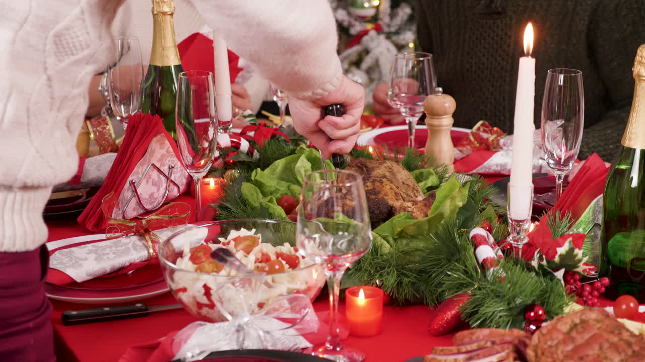 Festlig julemiddag med stekt kalkun og julepynt