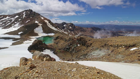 establecimiento del paisaje del parque nacional tongariro, montaña nevada con vapor de lagunas geotérmicas, nueva zelanda