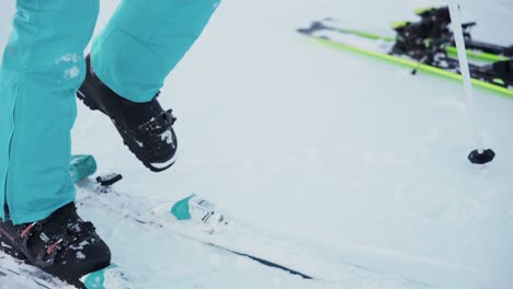 Person-Befestigt-Die-Skischuhe-Vor-Dem-Skifahren