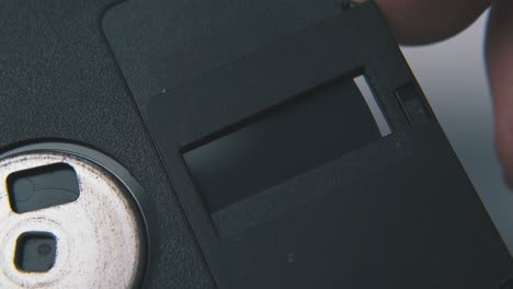 Mann-Schiebt-Den-Deckel-Der-Diskette-Auf-Sauberen-Weißen-Hintergrund
