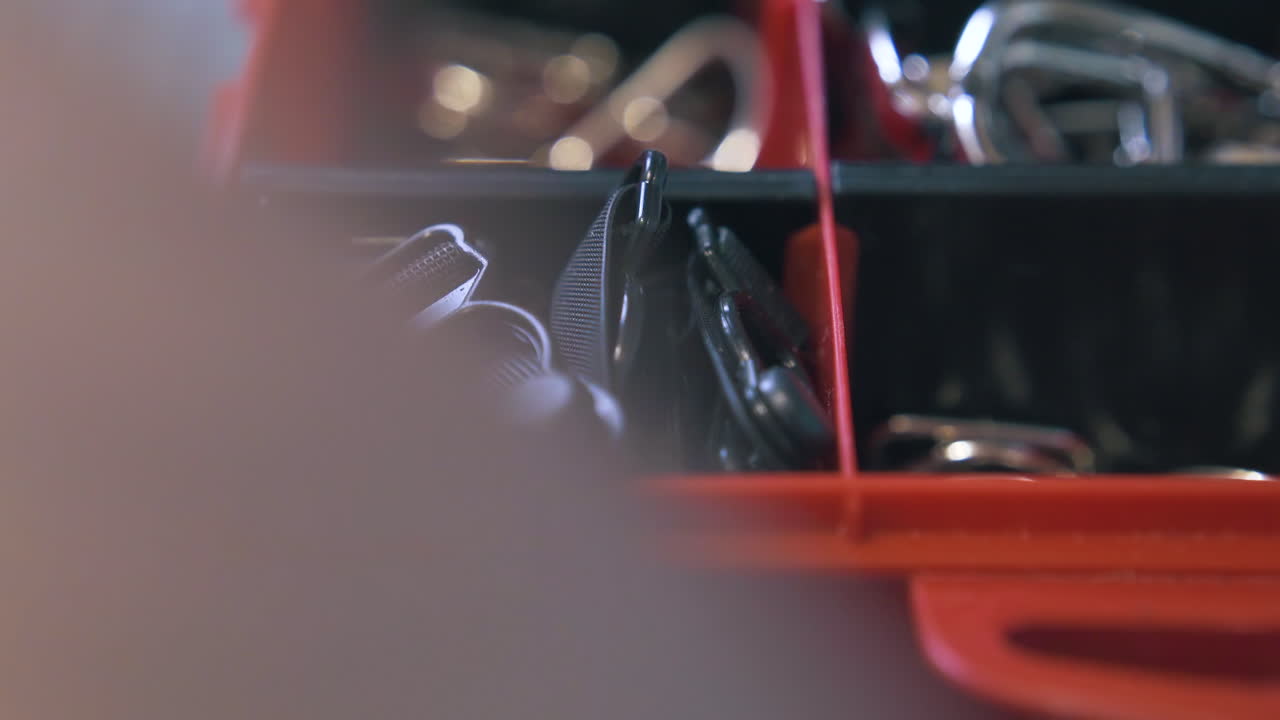 전문 디자이너의 손은 검은 무 ⁇  양말  ⁇ 매를  ⁇ 습니다.