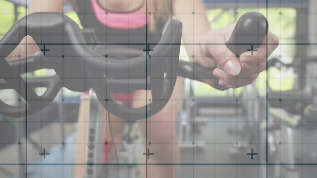 체육관 에서 운동 하는 여자 위 에 있는 사각형 을 가진 디지털 인터페이스 의 애니메이션