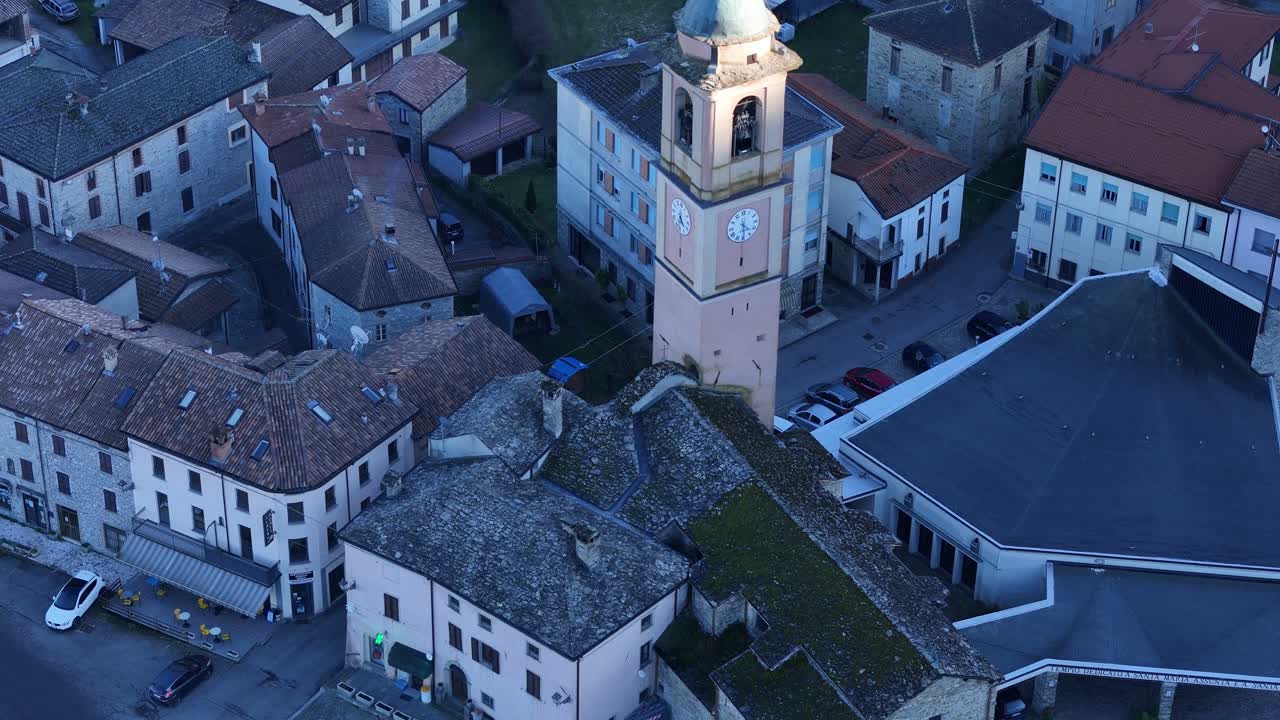 Veduta aerea del borgo di Morfasso con chiesa, case e paesaggio rurale in provincia di Piacenza, regione Emilia-Romagna, Italia settentrionale.