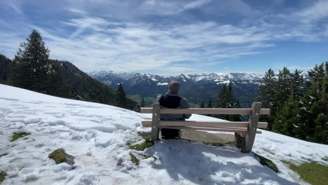 Turista-Sentado-En-Un-Banco-Después-De-Caminar-En-La-Cima-De-Schafsberg-En-Austria,-Salzkammergut-Sankt-Wolfgang