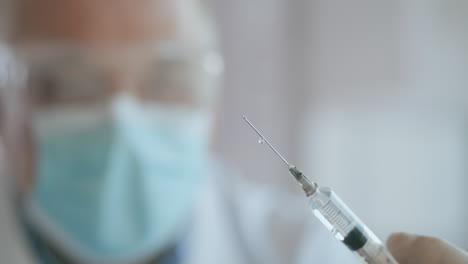 médico preparando una jeringa. médico preparando la jeringa para la inyección. mujer médico o enfermera sosteniendo la jeringa con líquido de cerca. medicina y vacunación. imágenes de alta calidad en 4k