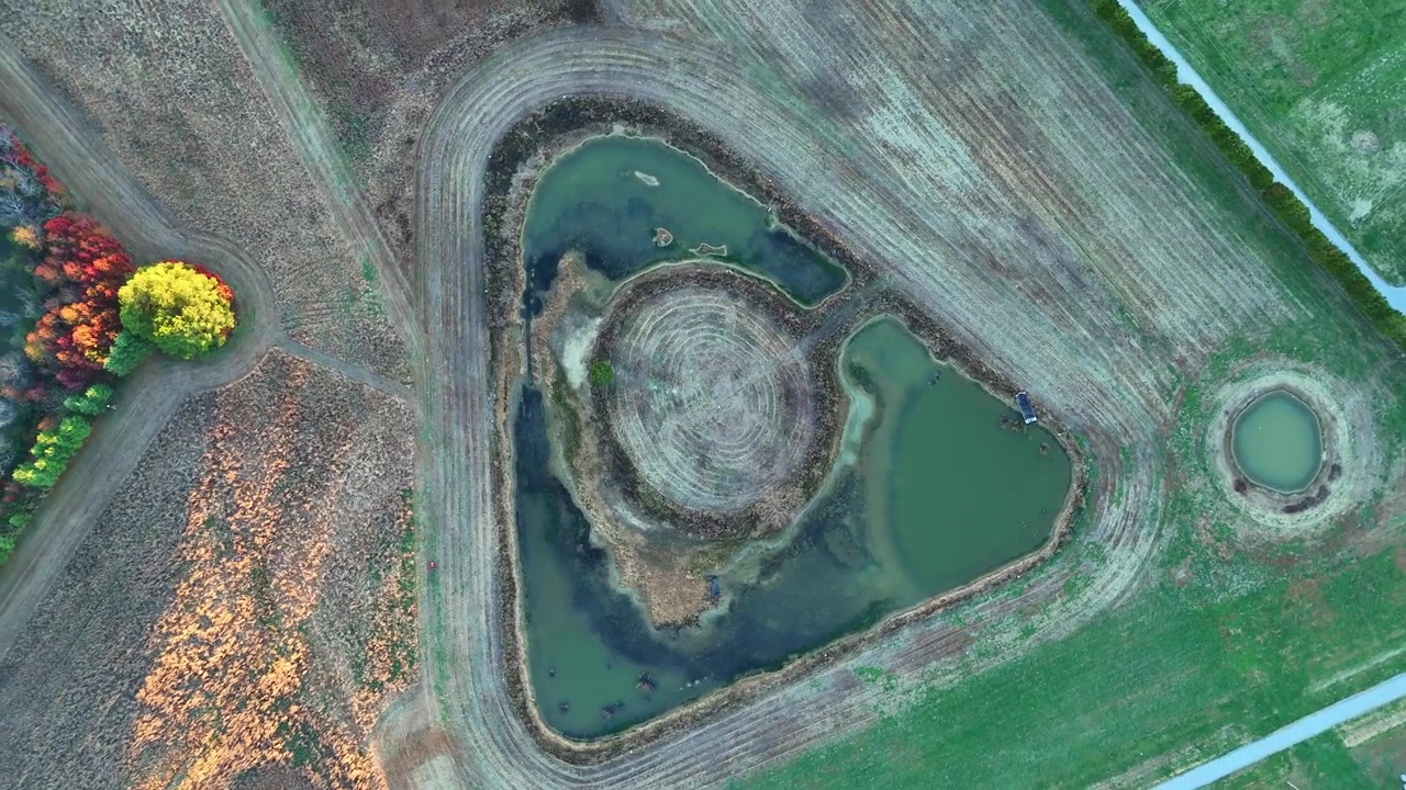 Droneoptagelse oppefra af et fiskeopdræt i Ashland City, Tennessee.
