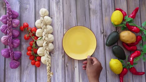 arreglo de alimentos en una mesa de madera