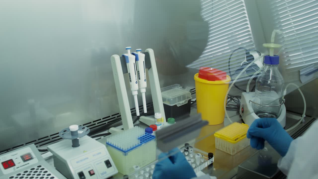 Científico trabajando en un laboratorio