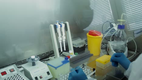 Científico trabajando en un laboratorio