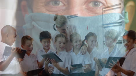 mujer con máscara facial contra estudiantes que usan tableta digital en clase