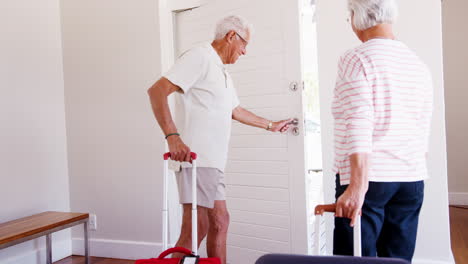 Pareja-Senior-Dejando-Alquiler-De-Vacaciones-De-Verano