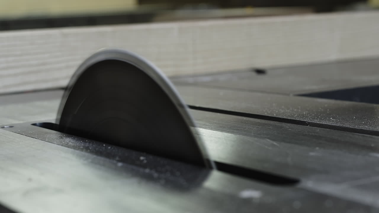 крупный план вращающегося полотна настольной пилы во время остановки