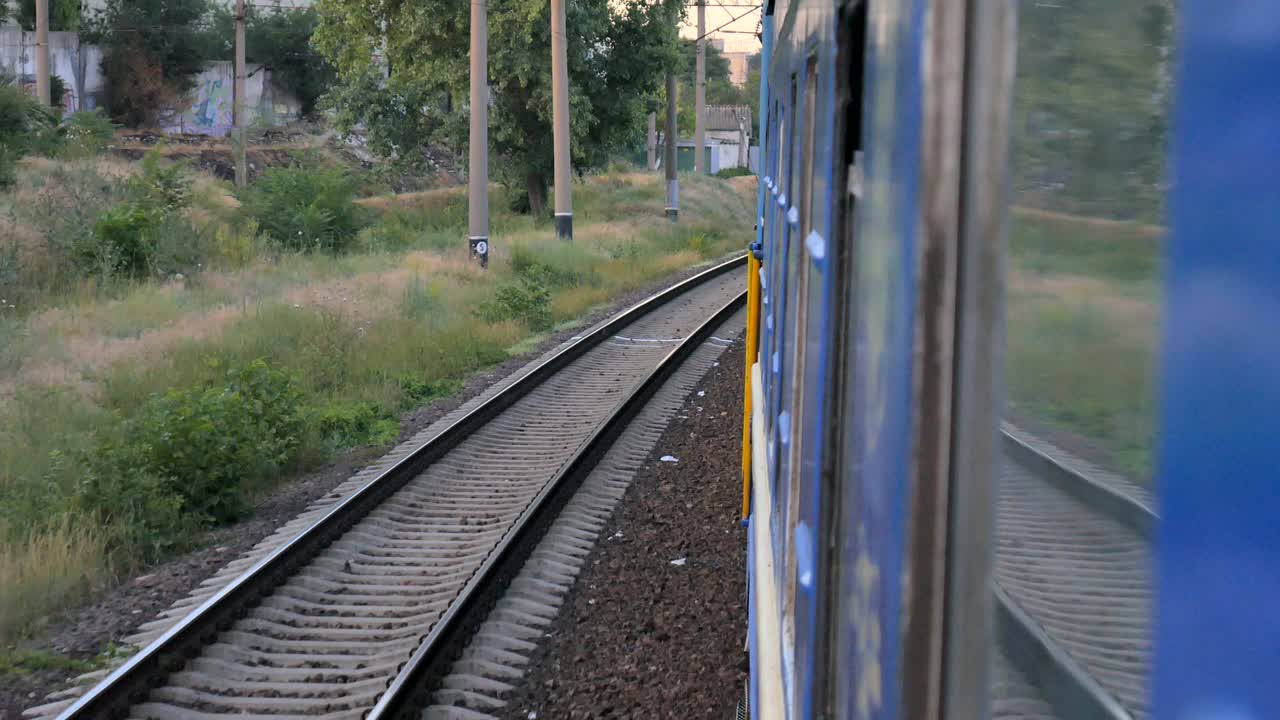 la cámara se mueve a lo largo del ferrocarril, los rieles por la noche.
