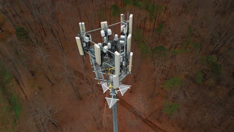 Toma-Aérea-De-Arriba-Hacia-Abajo-De-La-Torre-De-Telefonía-Celular-En-El-Bosque