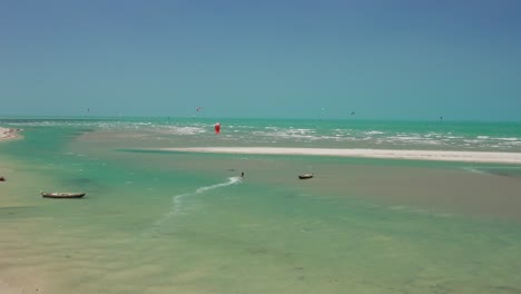 Kitesurfen-In-Der-Lagune-Von-Tatajuba-Im-Norden-Brasiliens