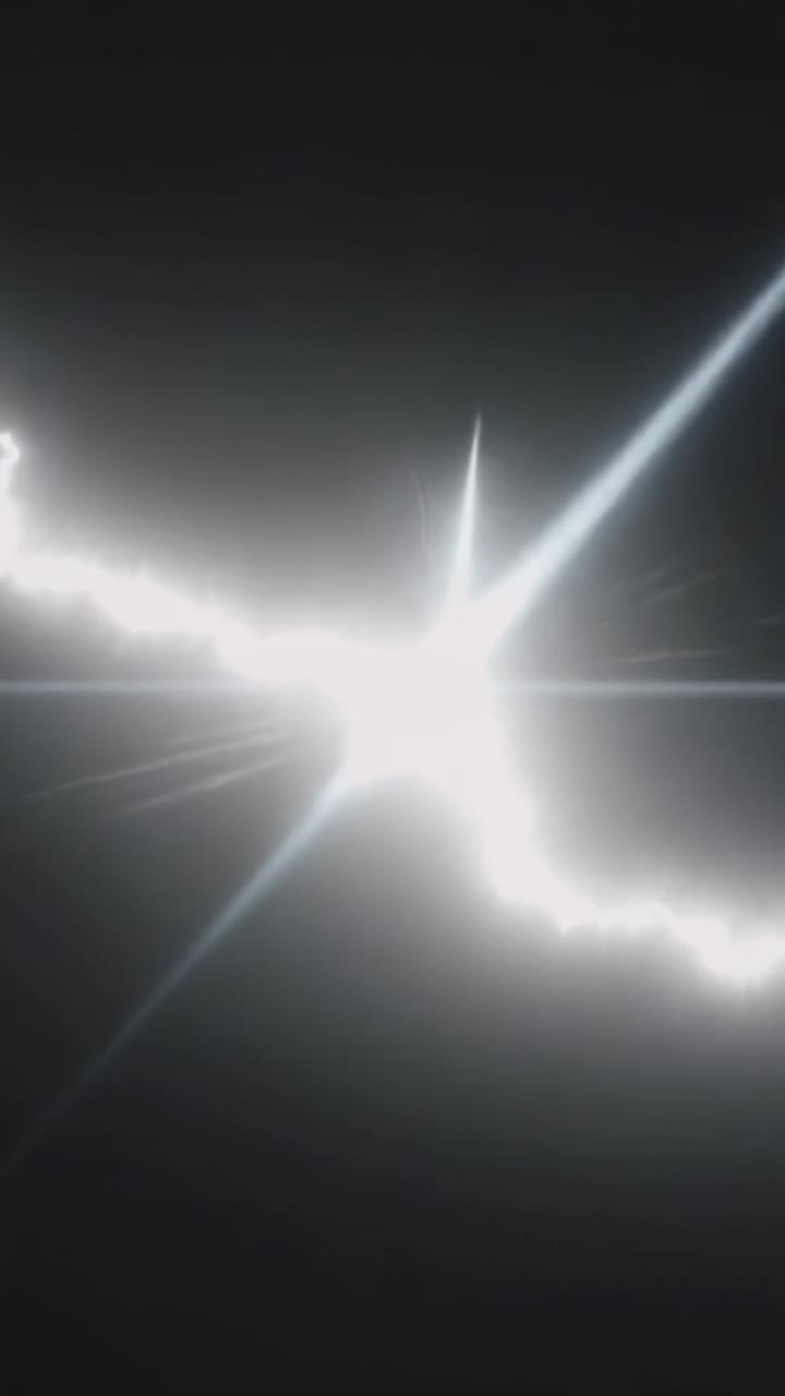 Video verticale: Scarica di fulmini in evoluzione che lampeggia nel cielo notturno, con bagliore stellare e abbagliamento del sensore