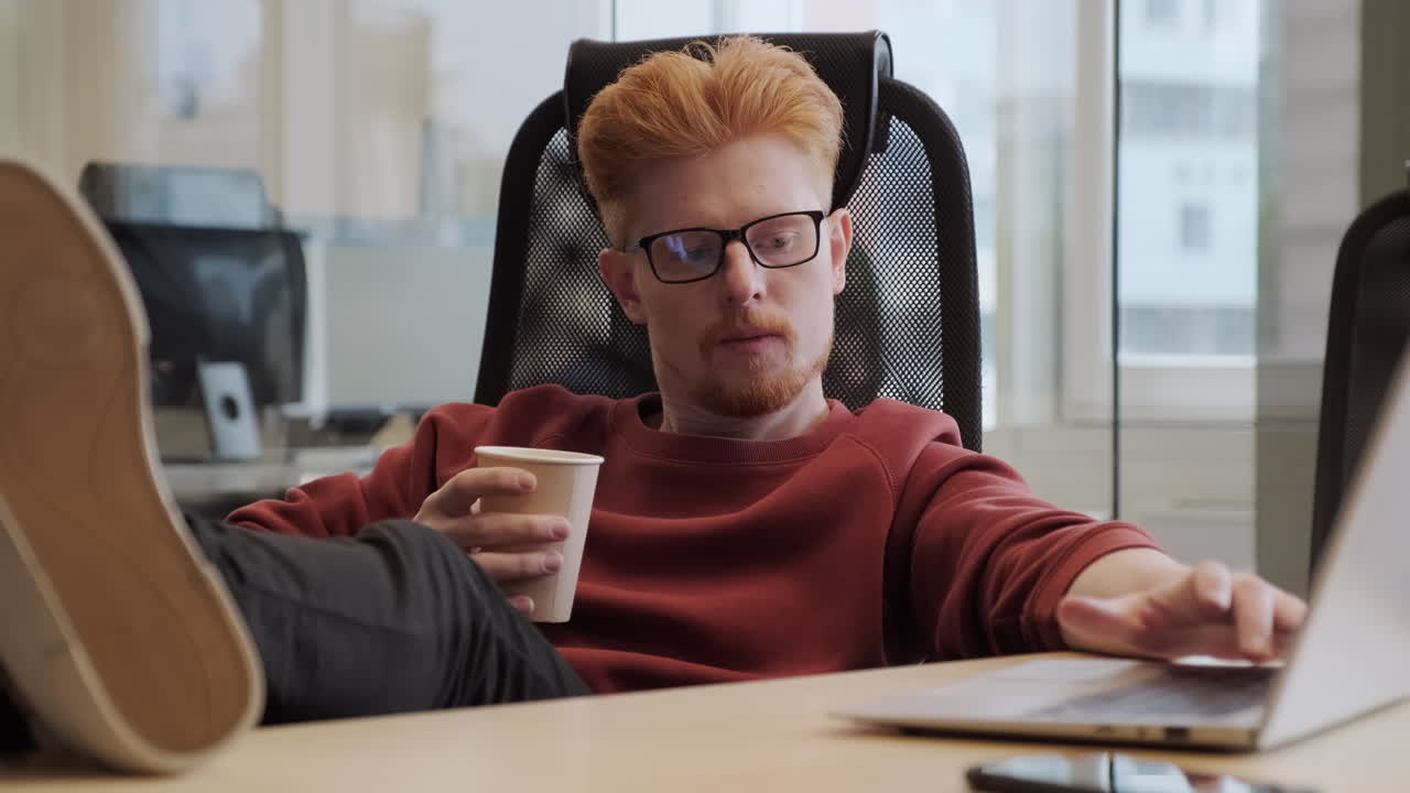 trabajador de oficina relajado en el lugar de trabajo