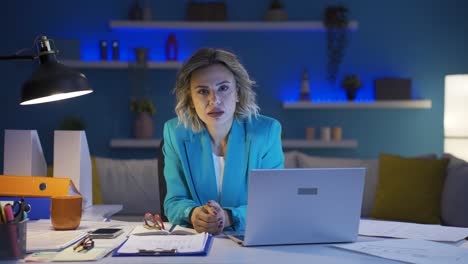 Mujer-Trabajadora-De-Oficina-En-Casa-Recibiendo-Malas-Noticias-De-La-Cámara.