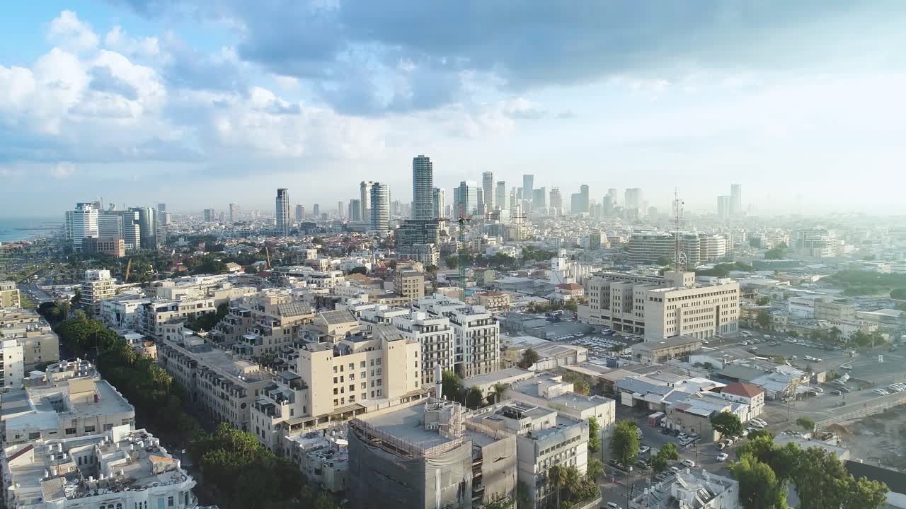 Tel Aviv skyline fra drone. Luftfoto med lang, superbred horisontudsigt. Dagtid, solnedgang eller tidlig morgen med farverig himmel, kystlinje og kontorbygninger i et moderne Tel Aviv.