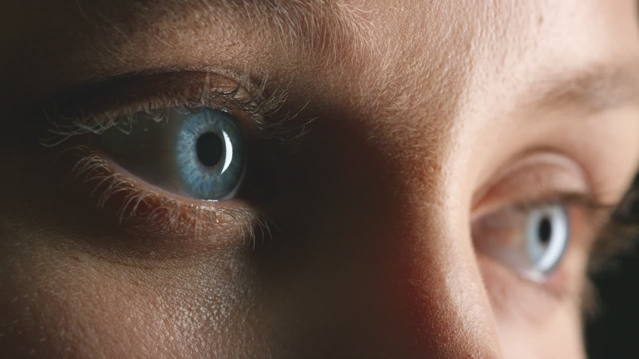 primer plano de los ojos de una mujer.