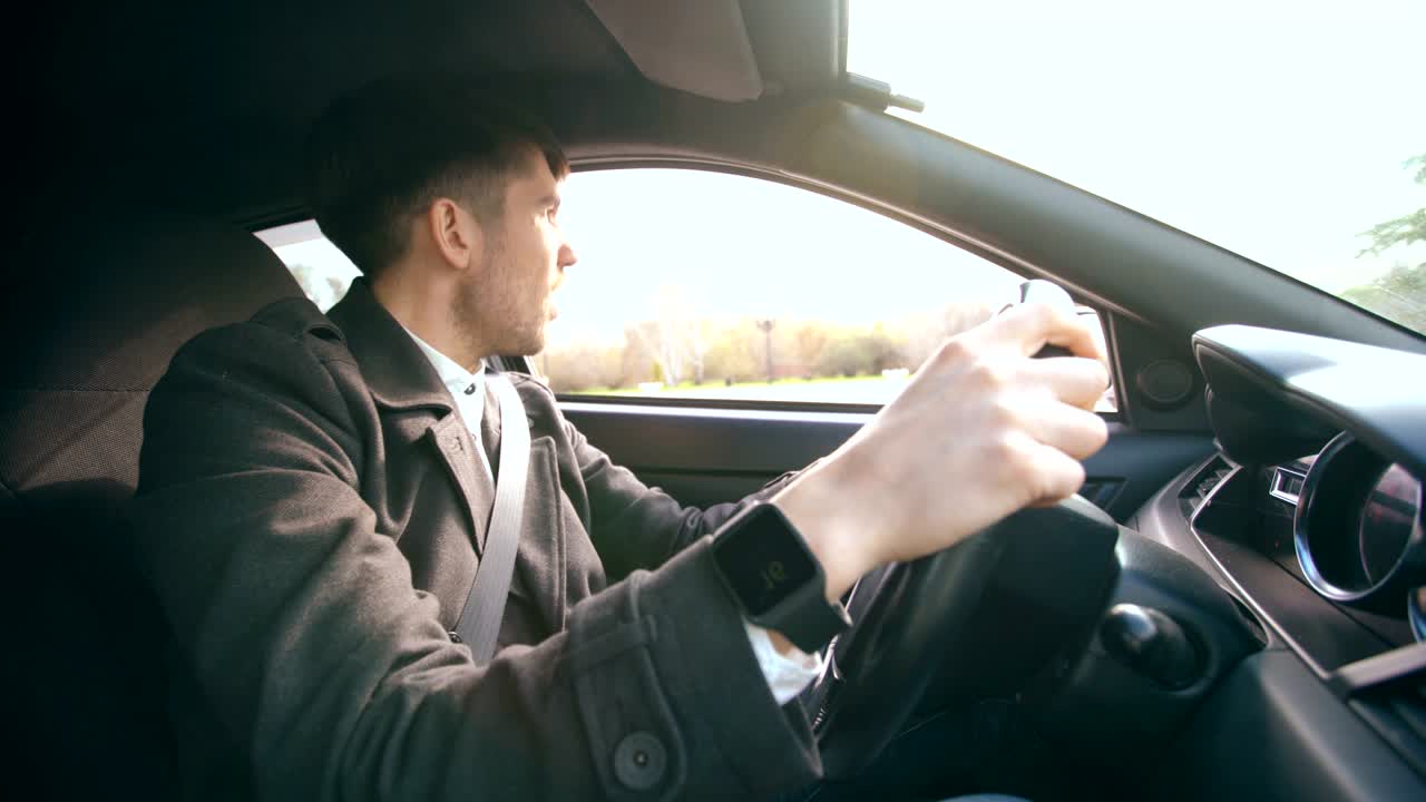 행복한 잘생긴 사업가, 차를 운전하고 노래하고, 거래를 한 후 행복하고, 집으로 돌아갑니다.