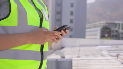teléfono, persona y manos de ingeniero en la ciudad