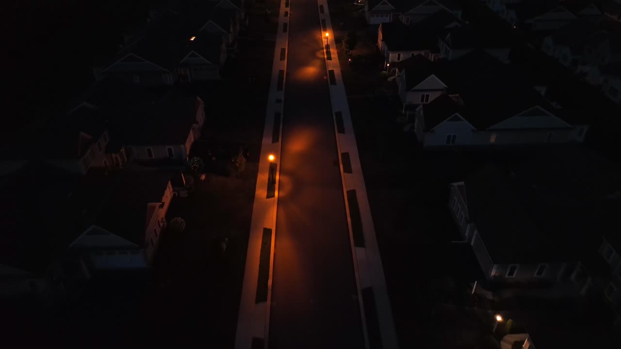 американский район с уличными фонарями ночью